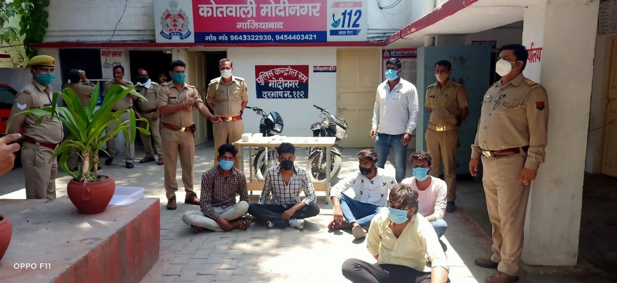 पांच बदमाश गिरफ्तार, नकदी, मोबाइल, दो बाइक, तमंचे बरामद