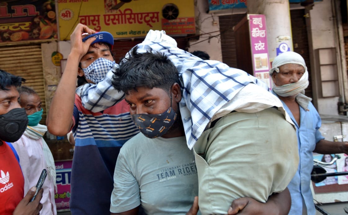 दरोगा, सिपाही ने खाना खा रहे सफाई कर्मी को बेरहमी से पीटा