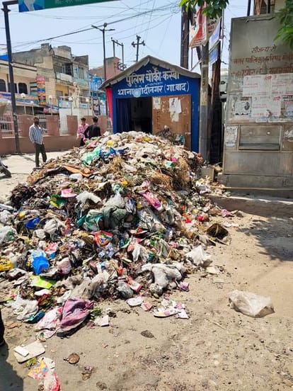 दरोगा, सिपाही ने खाना खा रहे सफाई कर्मी को बेरहमी से पीटा