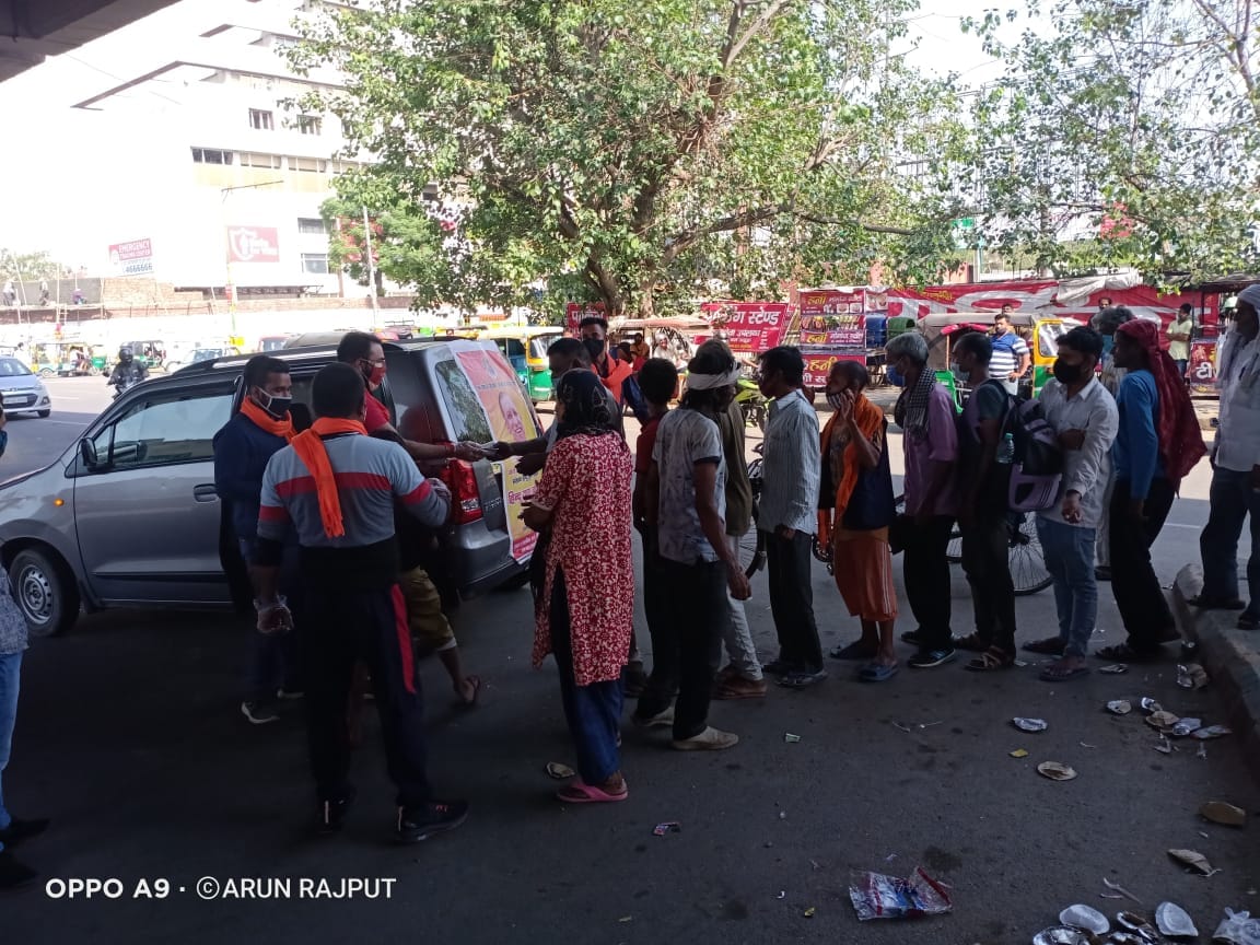 महानगर में विभिन्न स्थानों पर 695 जरूरतमंदों को बांटा भोजन