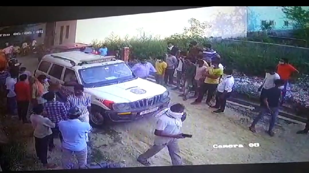 होटल में पार्टी बना रहे युवक-युवतियों पर रिपोर्ट दर्ज, 3 गिरफ्तार