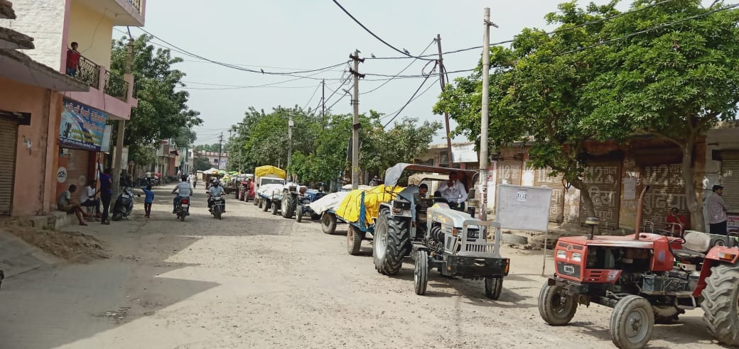 गेंहू क्रय केंद्र पर अपना गेंहू बेचने के लिए किसानों की लगी लाइन