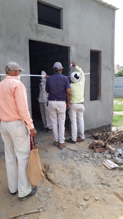 अवैध निर्माण पर चला बुलडोजर, वेब सिटी में सीलिंग की कार्रवाई