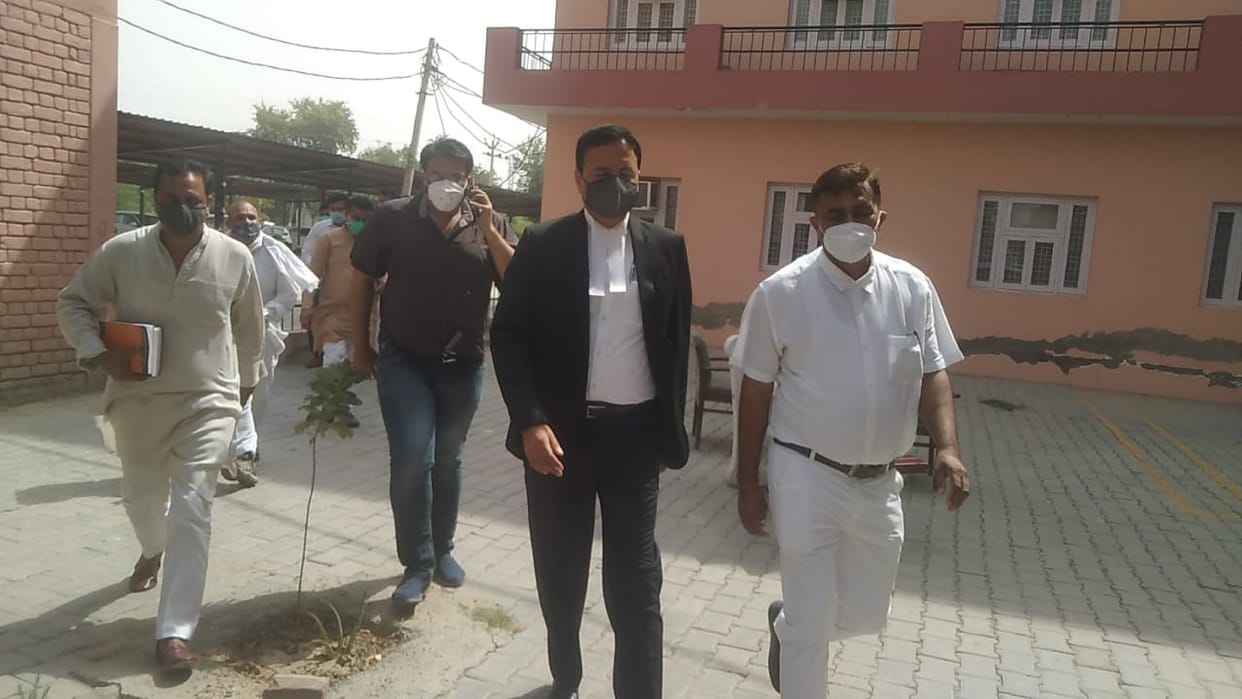 गिरफ्तार किसान को जमानत दिलवाने के लिए वकील बनकर पहुंचे कांग्रेस नेता रणदीप सुरजेवाला