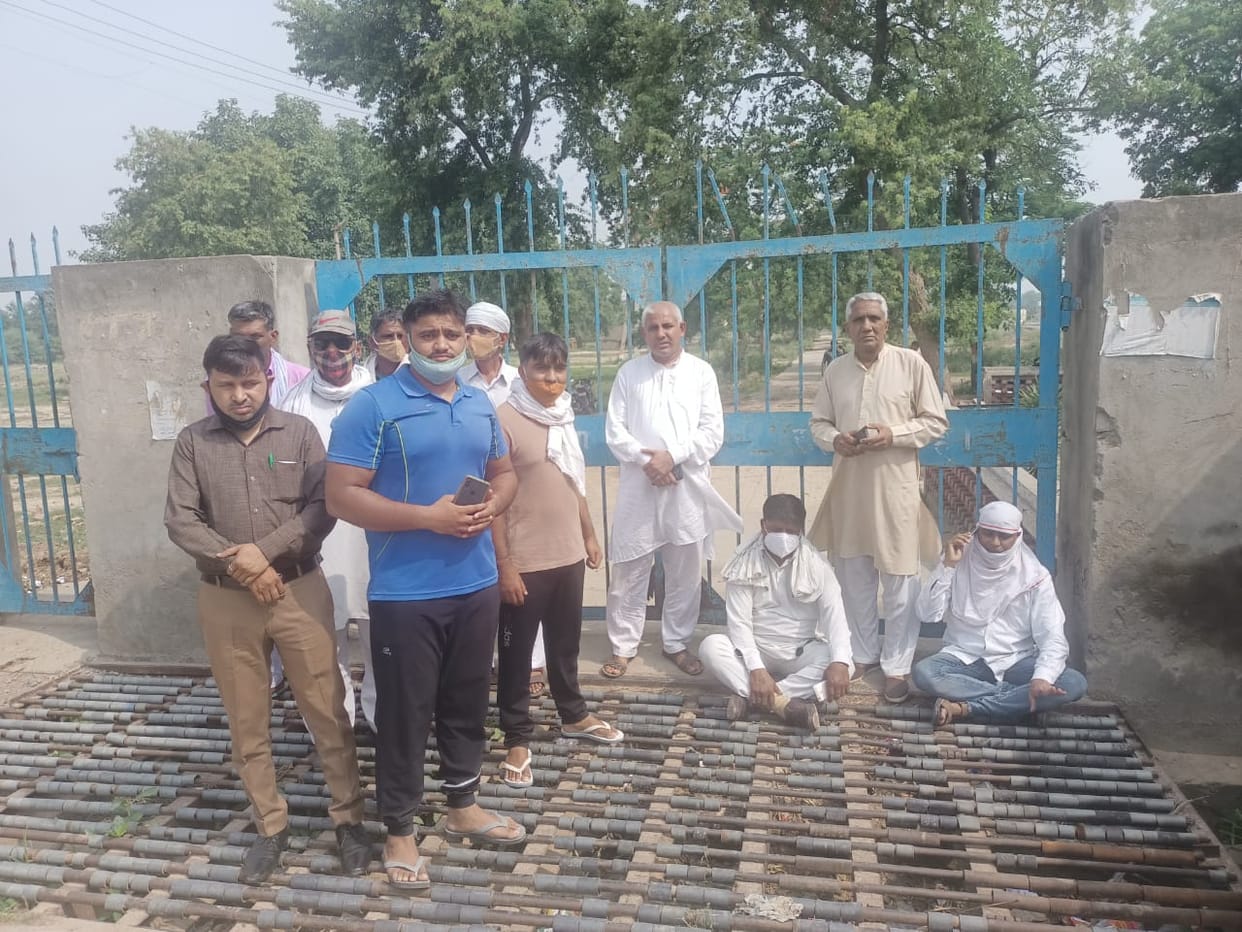 जुलाना में पेयजल की किल्लत से परेशान लोगों ने जन स्वास्थ्य विभाग के कार्यालय पर जड़ा ताला