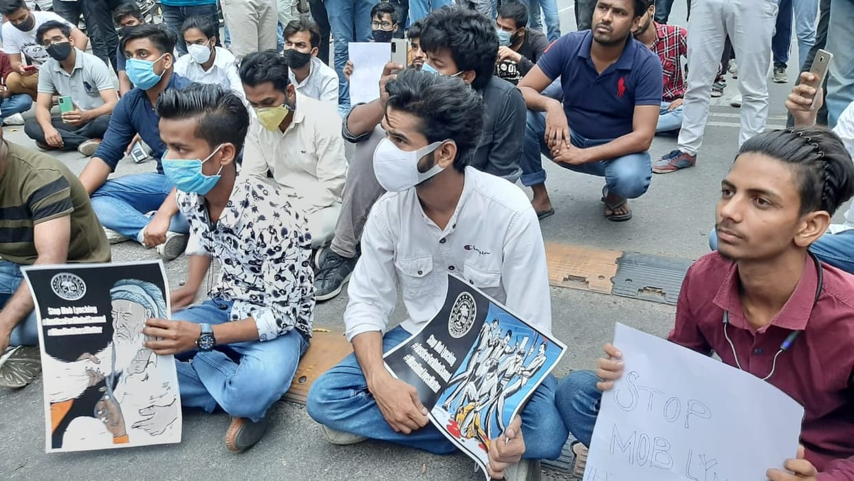 भीड़ हिंसा के विरोध में एएमयू छात्रों ने प्रोटेस्ट मार्च निकाला

राष्ट्रपति को संबोधित ज्ञापन प्राक्टर कार्यालय के माध्यम से जिला प्रशासन को सौंपा
