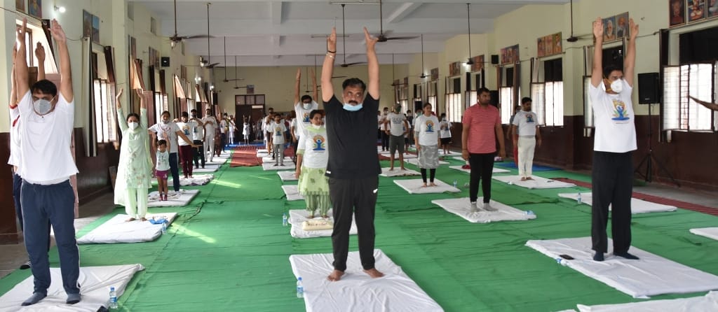 अंतरराष्ट्रीय योग दिवस पर जिले में 50 जगह हुए कार्यक्रम