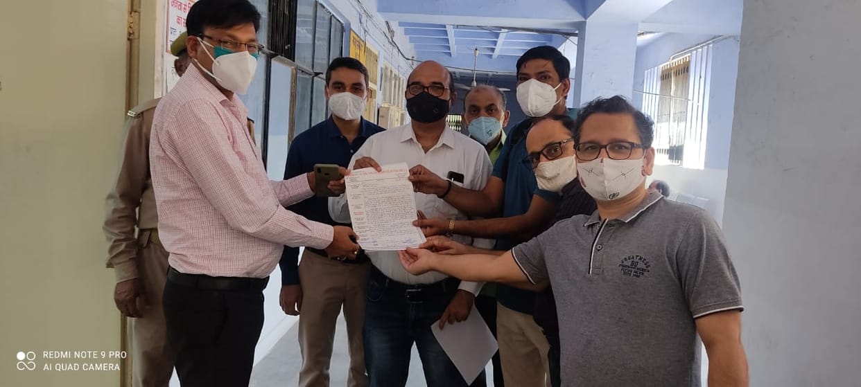 ऑर्गेनिक होम्स फ्लैट खरीदारों ने दी धरना प्रदर्शन की चेतावनी, सौंपा ज्ञापन