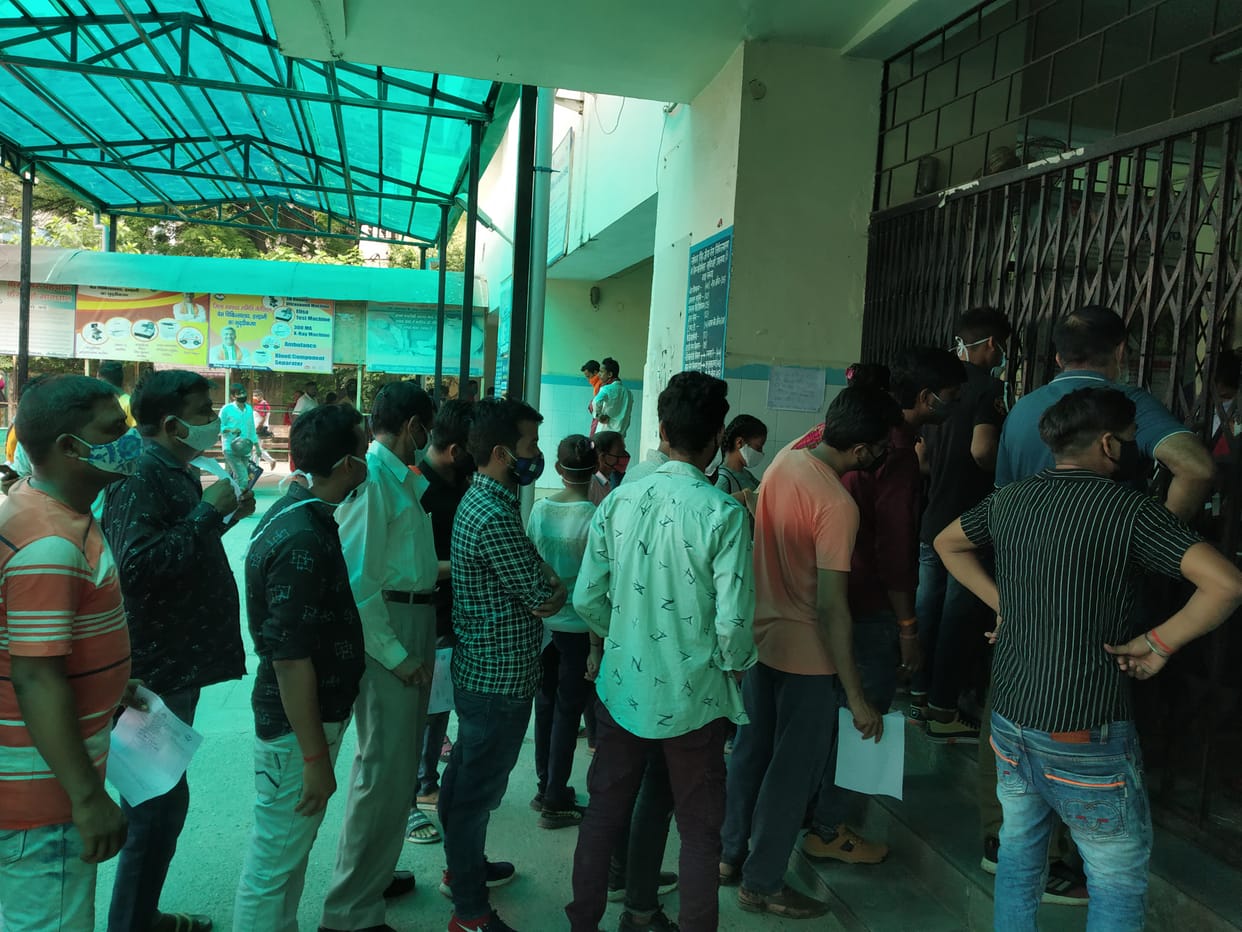 हल्द्वानी बेस अस्पताल में कोरोना की जांच कराने आए लोग नही कर रहे सोशल डिस्टेंसिंग का पालन।
