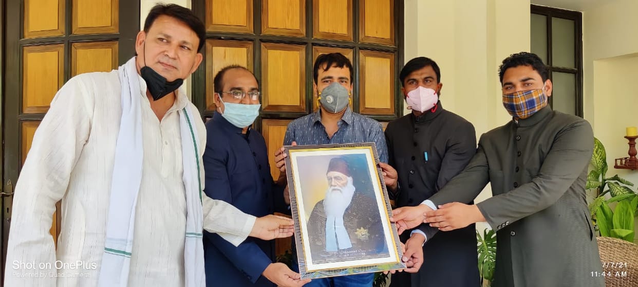 एएमयू छात्रों का प्रतिनिधिमंडल जयंत चौधरी से मिला, सर सैयद का चित्र भेंट किया