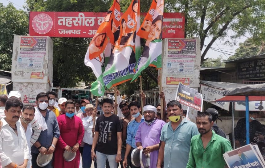 हाथ में थालियां लेकर युवक कांग्रेसियों ने किया प्रदर्शन