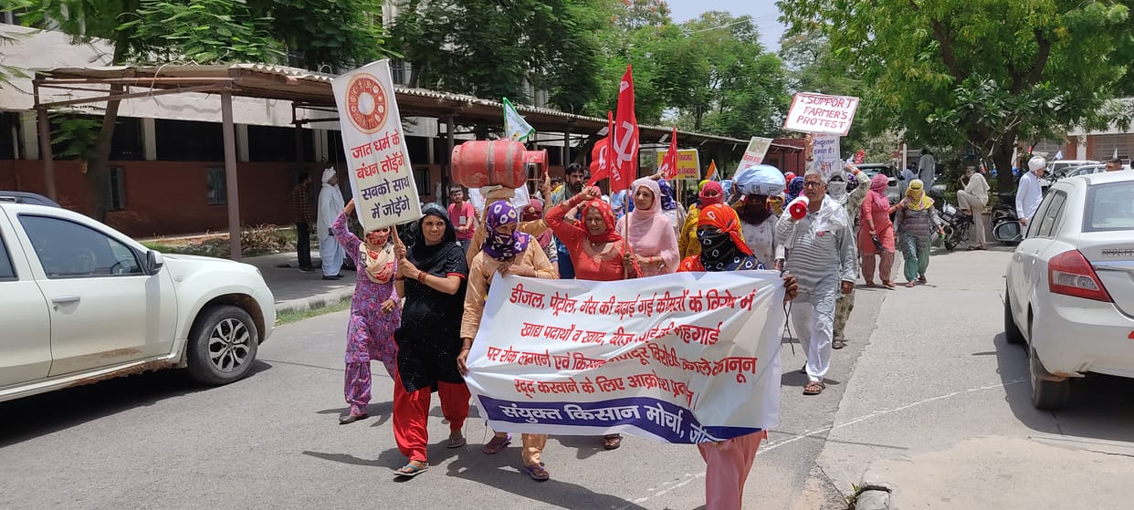 डीजल-पेट्रोल और रसोई गैस की कीमतों में वृद्धि के खिलाफ   भारतीय किसान सभा ने दिया धरना