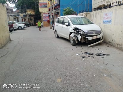 महिंद्रा पिकअप गाड़ी ने मनीमाजरा में मचाया उत्पात 
..सड़क किनारे खड़ी कारों व अन्य वाहनों 15 वाहनों को टक्कर मारकर तोड़ा