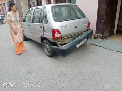 महिंद्रा पिकअप गाड़ी ने मनीमाजरा में मचाया उत्पात 
..सड़क किनारे खड़ी कारों व अन्य वाहनों 15 वाहनों को टक्कर मारकर तोड़ा