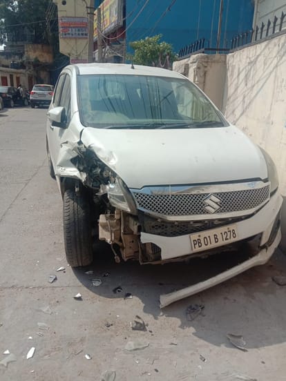 महिंद्रा पिकअप गाड़ी ने मनीमाजरा में मचाया उत्पात 
..सड़क किनारे खड़ी कारों व अन्य वाहनों 15 वाहनों को टक्कर मारकर तोड़ा
