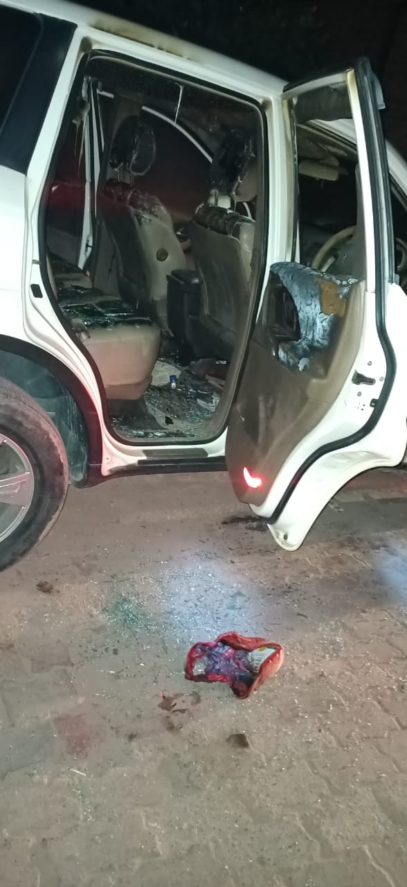 एक्सयूवी कार का कांच तोड़कर अंदर डाली पेट्रोल, लगा दी आग