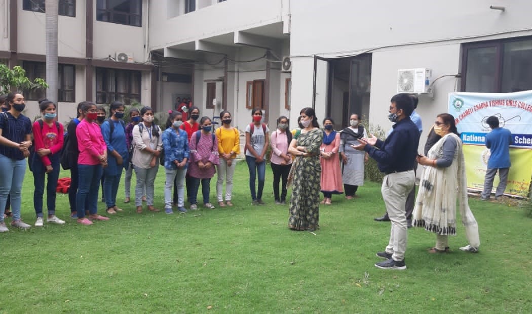 पौधरोपण करने के साथ छात्राओं ने पौधों की देखभाल की ली शपथ