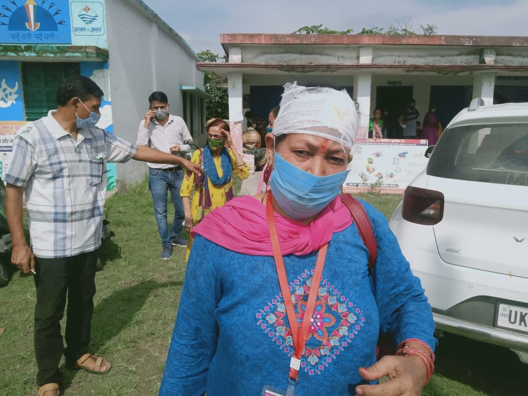 एएनएम सेंटर का पंखा गिरने से वेक्सीन लगा रही एएनएम घायल, सेंटर में मची अफरा तफरी