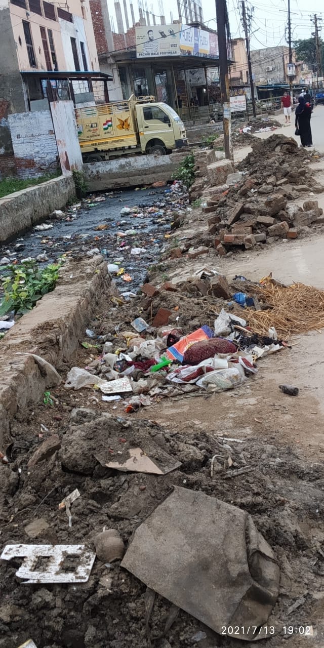 ओडियन नाले की टूटी पड़ी दीवार