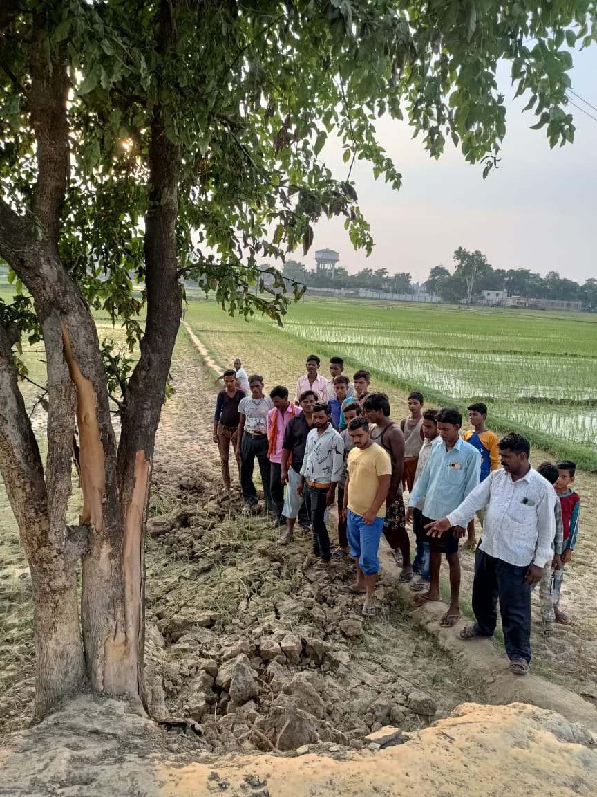 पेड़ पर गिरी बिजली, नीचे खेल रहा बच्चा झुलसा