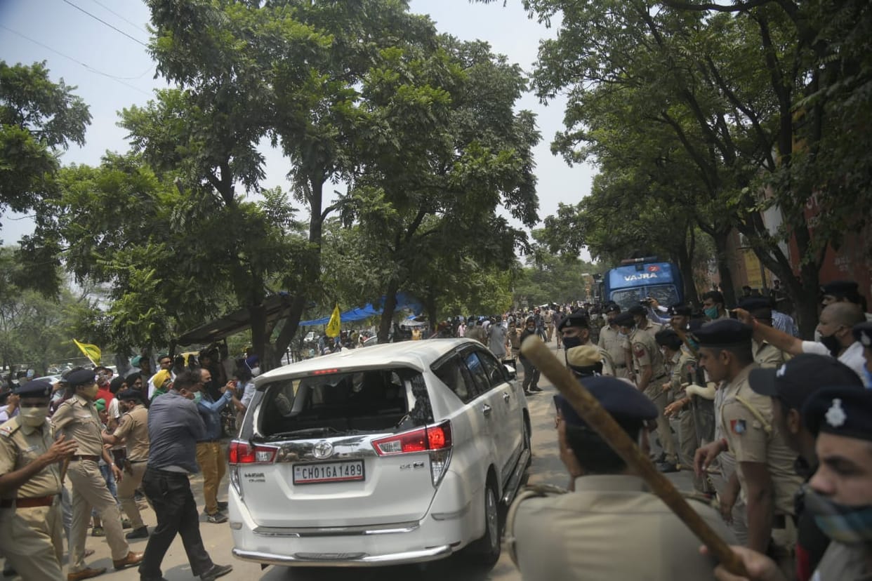 मोटर मार्केट के समारोह में पहुंचे मेयर व टंडन पर हमला, गाड़ी तोड़ी
