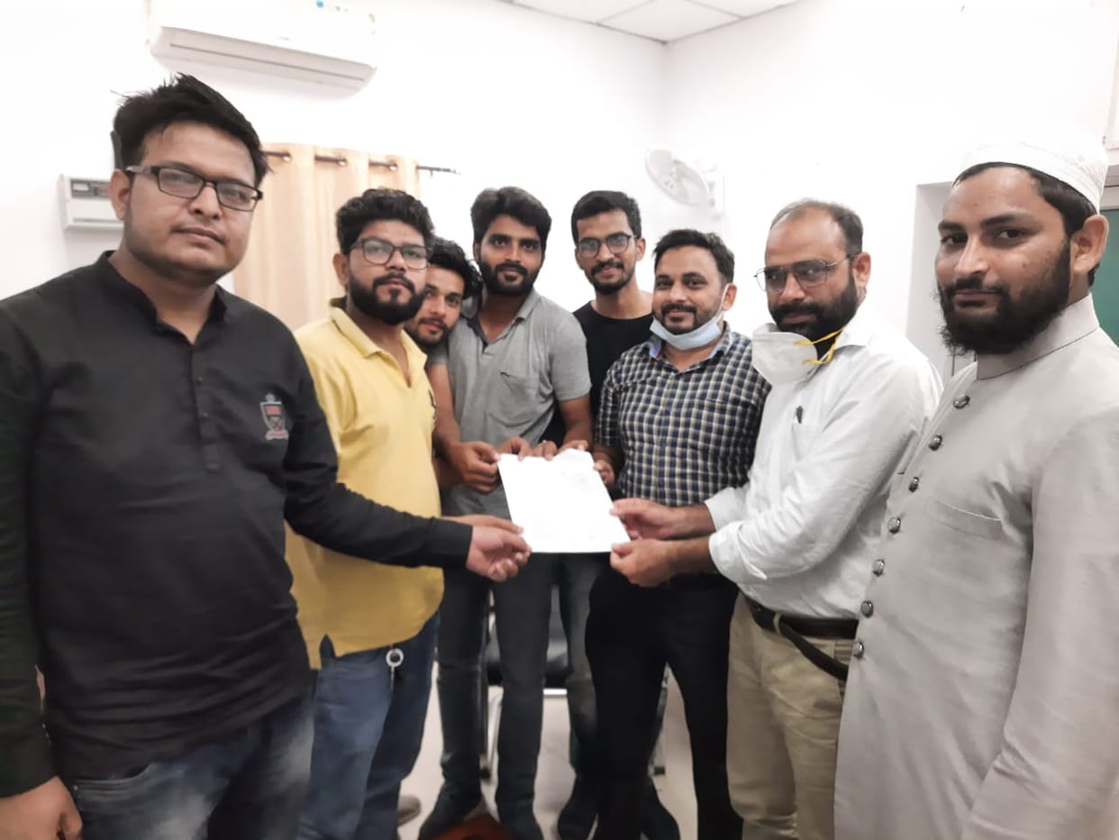 एएमयू में लाइब्रेरी खोलने की मांग को लेकर छात्र प्रॉक्टर कार्यालय पहुंचे

ज्ञापन दिया, मांग की जिनका टीकाकरण हो चुका है उन छात्रों को सुविधा दे दी जाए