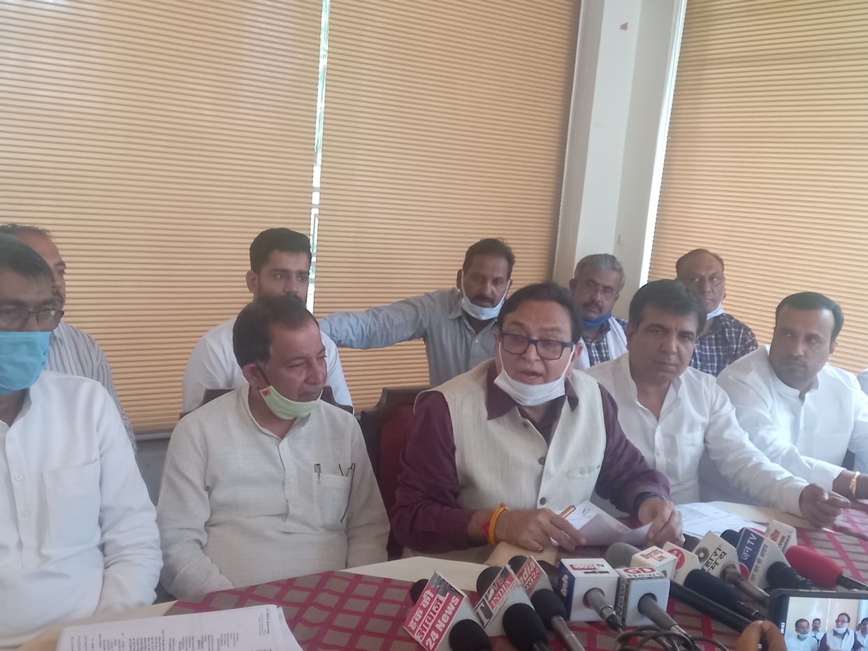 पत्रकारों  से बातचीत करते हुए कांग्रेस पार्टी के पूर्व मंत्री कैप्टन अजय ।