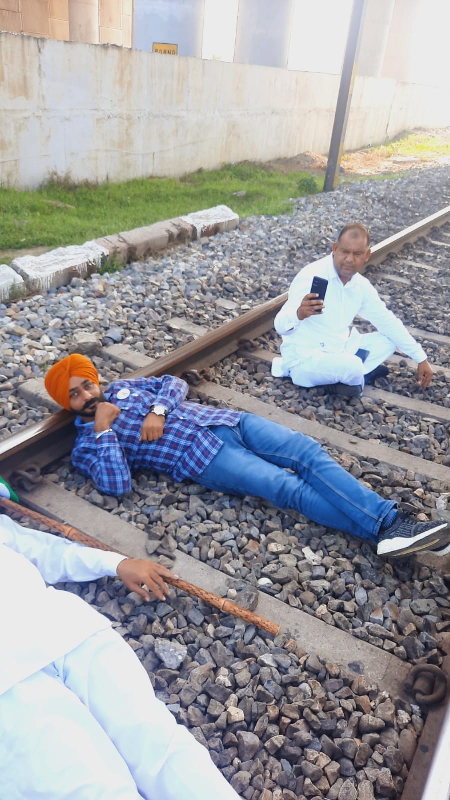 यमुनानगर में किसानों ने लगाया जाम, रेल की पटरी पर लेट गए।