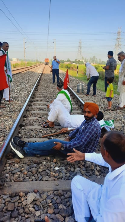 यमुनानगर में किसानों ने लगाया जाम, रेल की पटरी पर लेट गए।