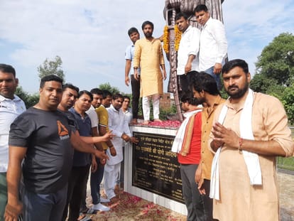 शिलापट पर लिखा गुर्जर, गंगाजल से किया शुद्घिकरण