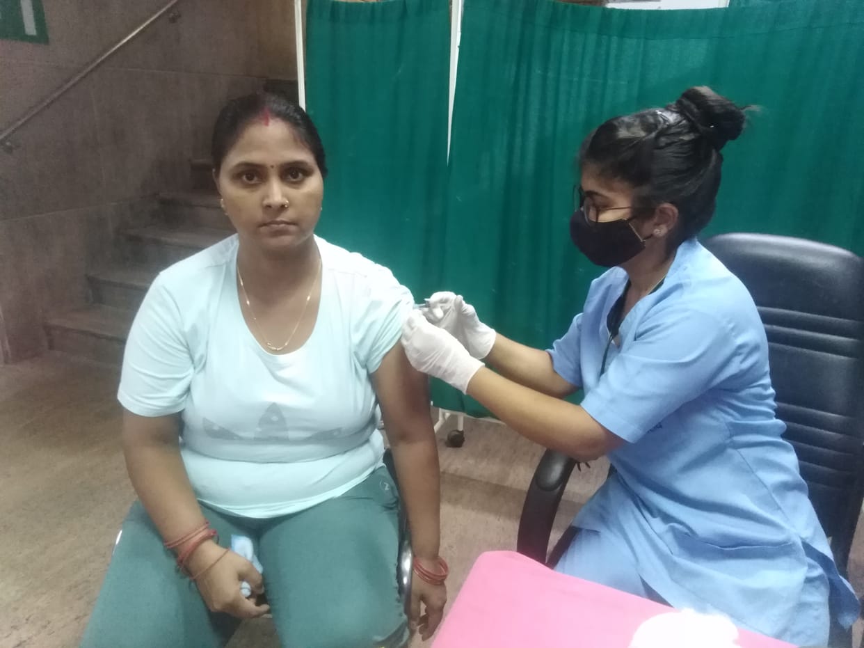 नोएडा के सेक्टर 30 स्थित जिला अस्पताल  कोरोना का टीका लगातीं महिला |फोटो राजन राय