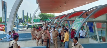 यमुना एक्सप्रेस वे और जेवर खुर्जा मार्ग को किसानों ने किया बंद