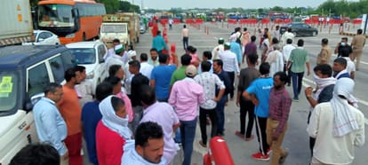 यमुना एक्सप्रेस वे और जेवर खुर्जा मार्ग को किसानों ने किया बंद