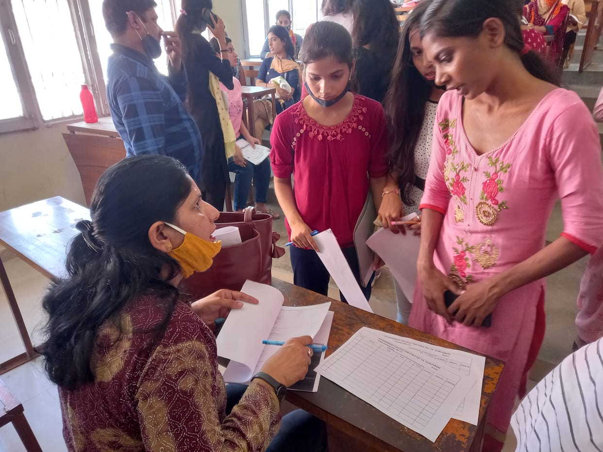 सेक्टर 14 स्थित राजकीय कन्या महाविद्यालय में दाखिला फॉर्म की जांच करवाती हुई  छात्राएं।
