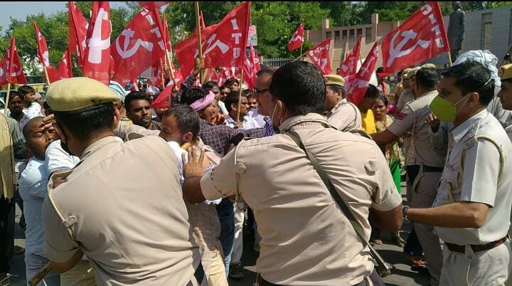 मुआवजे पर पड़े श्रमिक, पुलिस से झड़प