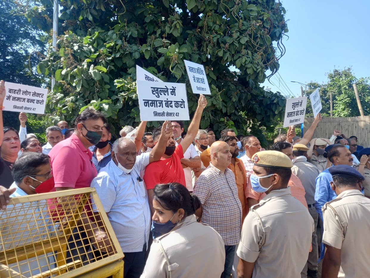 खुले में नमाज पढ़ने के विरोध में प्रदर्शन करते हुए विभिन्न हिंदू संगठनों से जुड़े लोग।
