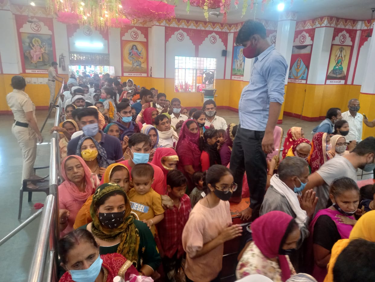 शीतला माता मंदिर में माता के दर्शन करते हुए श्रद्धालु।