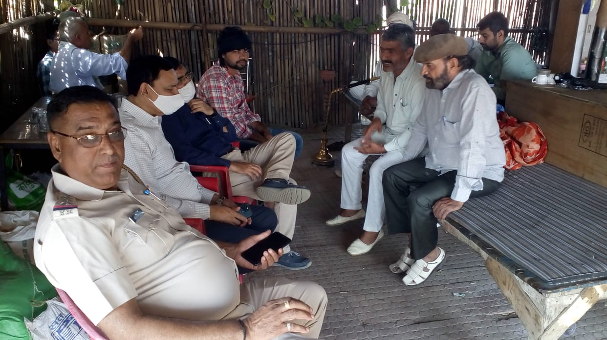 किसान मजदूर तालमेल महापंचायत के लिए मकड़ोली टोल रोहतक में पंचायत की तैयारी को लेकर तहसीलदार एसएचओ व अन्य अधिकारी जिला प्रधान राजू से व अन्य पदाधिकारियों से बातचीत करते हुए