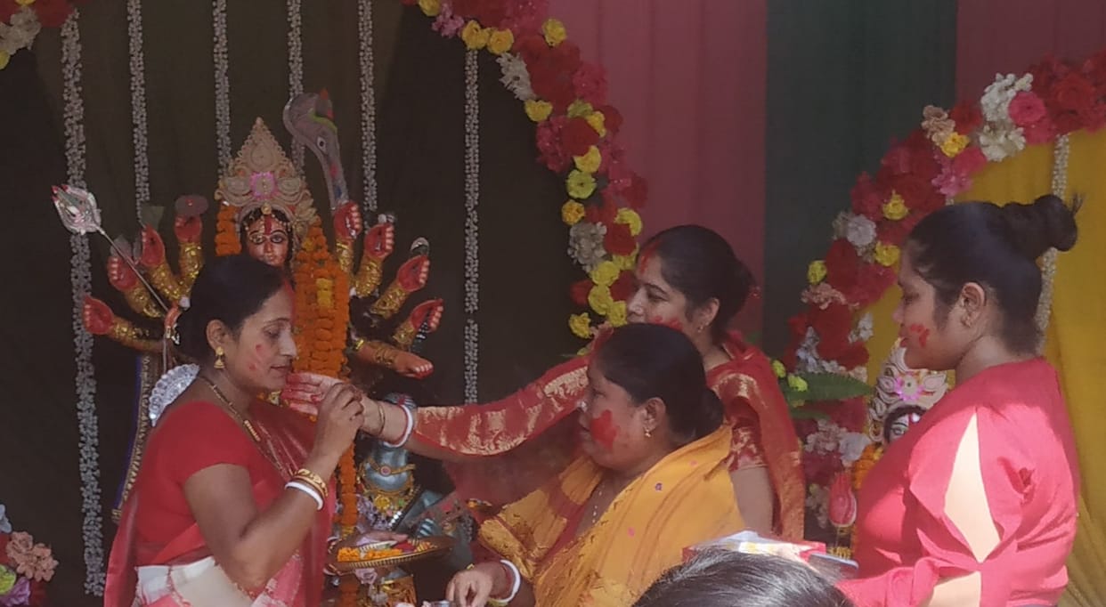 'अश्चे बोछोर आबार होबे' की पुकार से किया माँ का विसर्जन