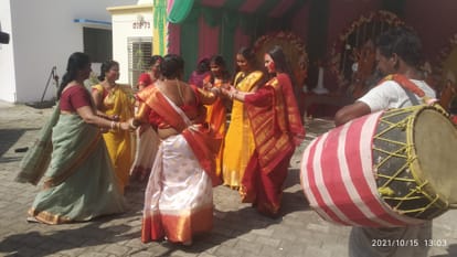 'अश्चे बोछोर आबार होबे' की पुकार से किया माँ का विसर्जन