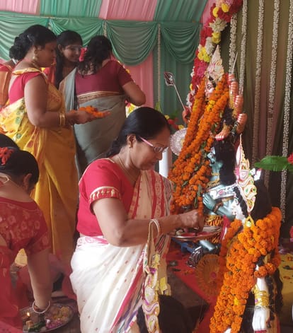 'अश्चे बोछोर आबार होबे' की पुकार से किया माँ का विसर्जन