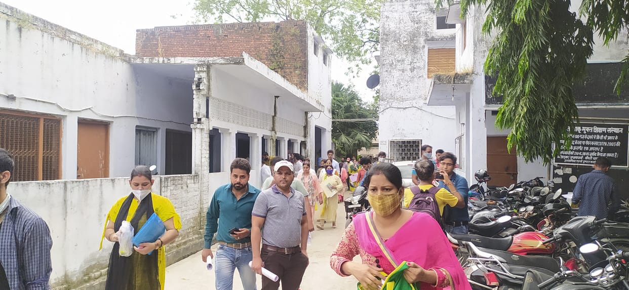 पहली पाली की परीक्षा देकर निकले छात्र
