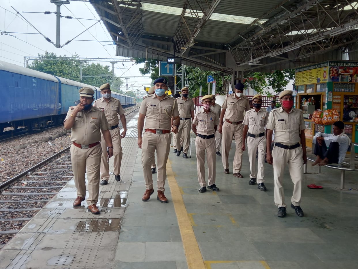 किसानों द्वारा रेल रोको प्रदर्शन की घोषणा के बाद गुरुग्राम रेलवे स्टेशन पर जीआरपी थाना प्रभारी भूपेंद्र सिंह अपनी टीम के साथ रेलवे स्टेशन पर गस्त करते हुए।