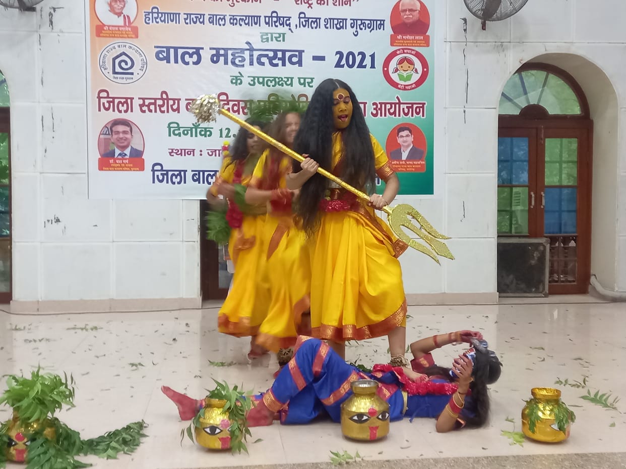 सिविल लाइन स्थित जॉन हॉल में जिला बाल कल्याण परिषद की ओर से आयोजित बाल महोत्सव में सांस्कृतिक प्रोग्राम की प्रस्तुति देती छात्राएं।