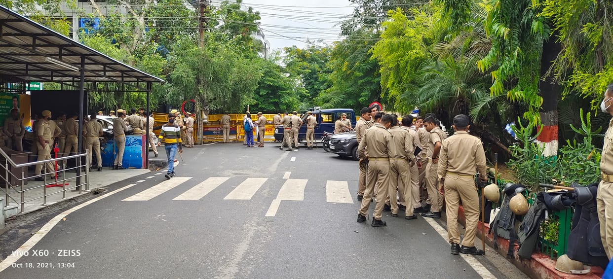 किसान आंदोलन के चलते प्राधिकरण पर पुलिस का पहरा
