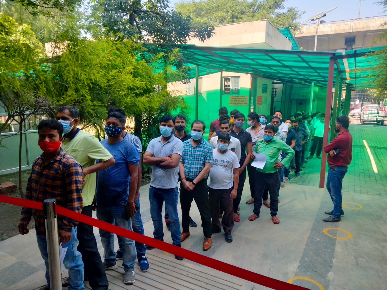 जिला अस्पताल में टीके के लिए लगी लाइन