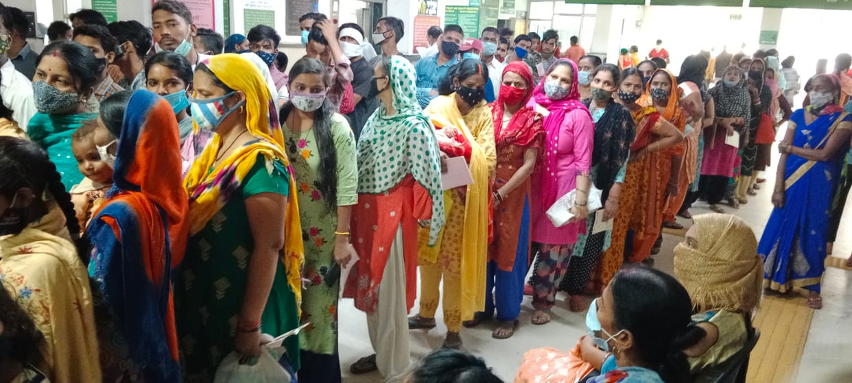 बी के स्टॉल में मरीजों के लिए लंबी लाइन