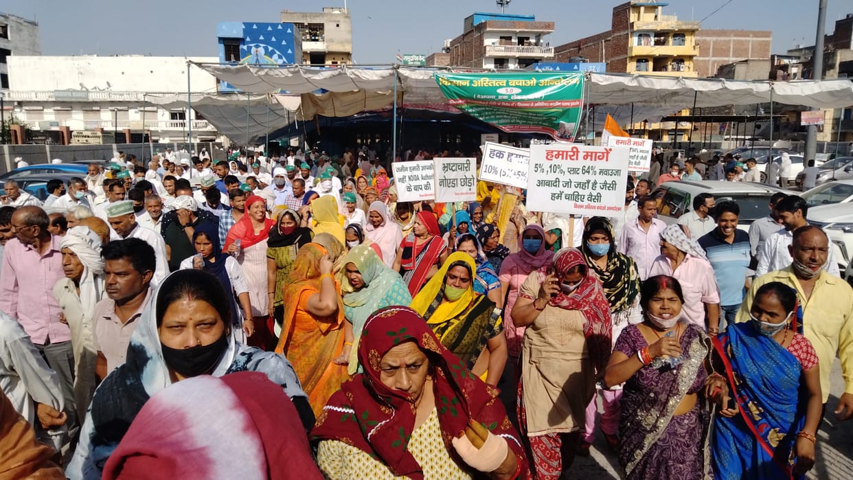 प्रदर्शन करते किसान