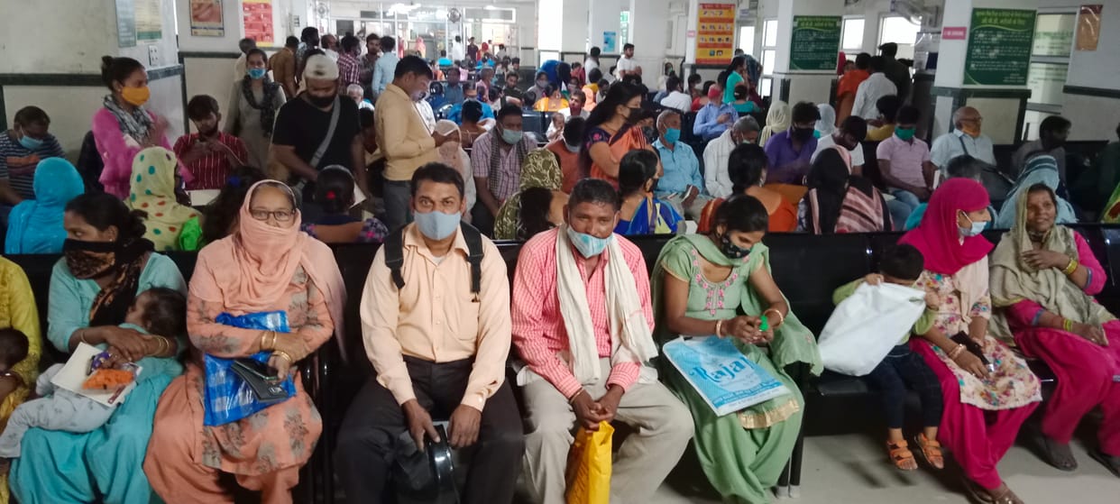 बी के नागरिक अस्पताल की ओपीडी में लगी मरीजों की भीड़