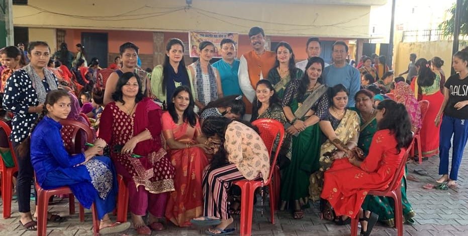 लालकुआं में करवा चौथ पर्व की पूर्व बेला पर महिलाओं ने रचायी मेहंदी।